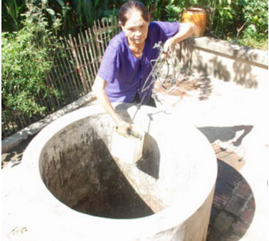 Người dân lấy nước từ giếng mạch nước ngầm của bàu